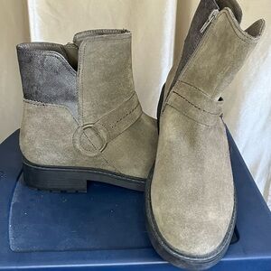 Women’s Clark’s boots-size 9.5